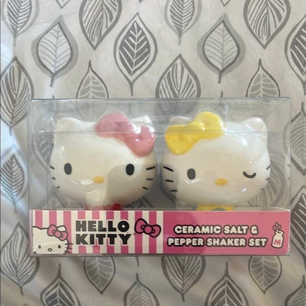 Hello Kitty Pink and Yellow Ceramic Shaker Set